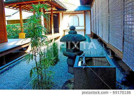[京都]翠鳳院帶有基督教燈籠（帶燈）的花園的秋天景色 69170186