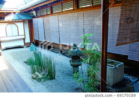 [京都]翠鳳院帶有基督教燈籠（帶燈）的花園的秋天景色 69170189