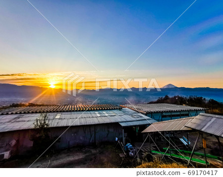 冬季溫泉,日出和富士山 冬季溫泉,日出和富士山 69170417