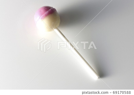 兩層的棒棒糖糖果射在白色背景上 兩層的棒棒糖糖果射在白色背景上 69170588