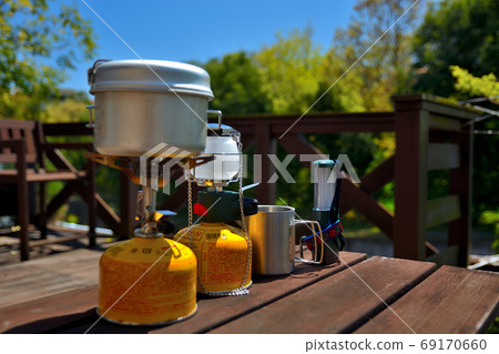 Image of solo camp under the blue sky, gas stove, gas lantern, battery lantern, mug (1) Image of solo camp under the blue sky, gas stove, gas lantern, battery lantern, mug (1) 69170660
