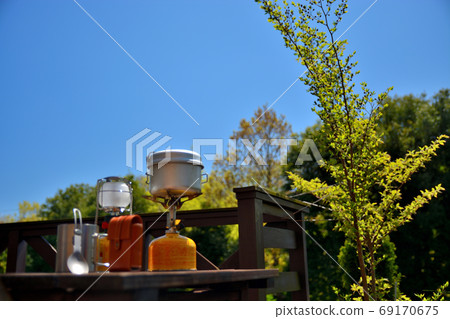 Image of solo camp under the blue sky, gas stove, gas lantern, mug, radio, titanium spoon (4) 69170675