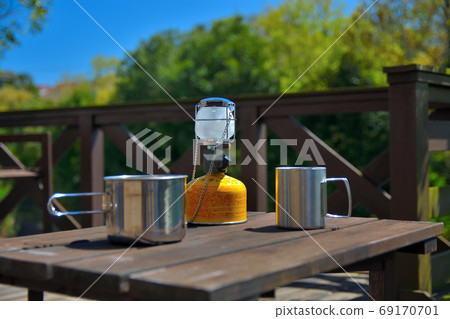 Image of solo camp under the blue sky, gas lantern, kochel pot, mug (6) 69170701