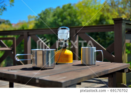 Image of solo camp under blue sky, gas lantern, kochel pot, mug (7) 69170702