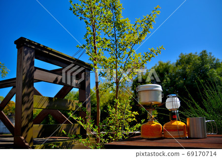 Image of solo camp under the blue sky, gas stove, gas lantern, kochel pot, mug (10) 69170714