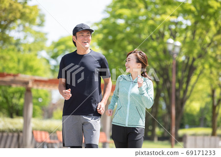 Men and women walking/running Men and women walking/running 69171233