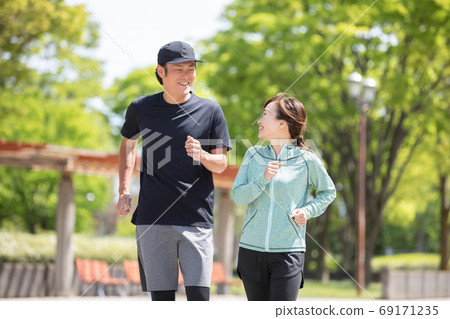Men and women walking/running Men and women walking/running 69171235