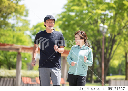 Men and women walking/running Men and women walking/running 69171237