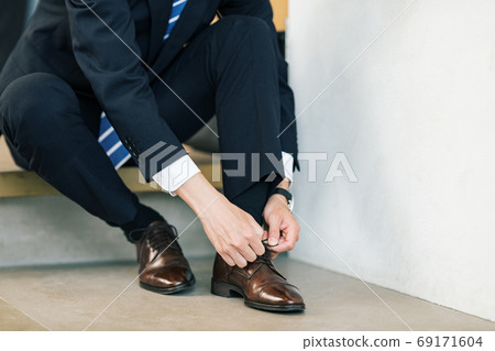 在入口處穿皮鞋的商人 在入口處穿皮鞋的商人 69171604