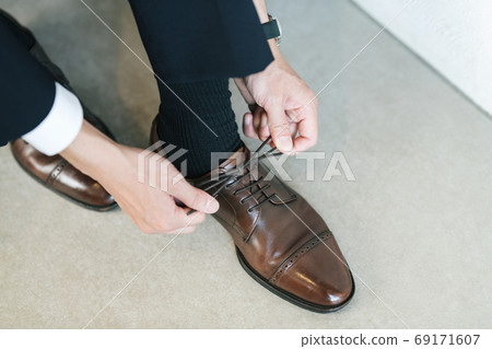 Businessman wearing leather shoes at the entrance 69171607
