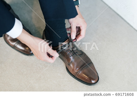 Businessman wearing leather shoes at the entrance 69171608
