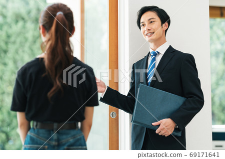 Staff of a real estate company who guides the room 69171641