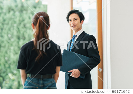 Staff of a real estate company who guides the room 69171642