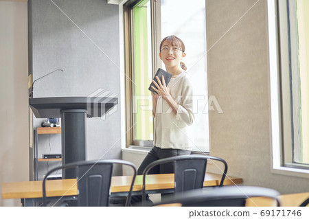 禮堂的女人 69171746
