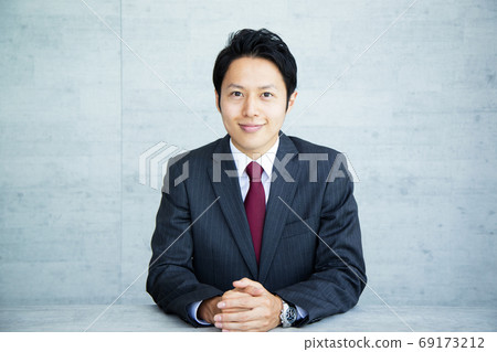 Business image of a young male office worker 69173212