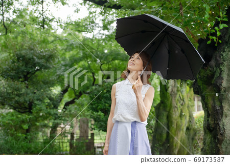 高級女子陽傘雨 69173587