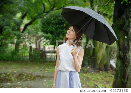 高級女子陽傘雨 69173588