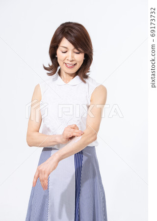 Senior woman sunburn protection Senior woman sunburn protection 69173732