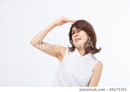 Senior woman sunburn protection 69173761