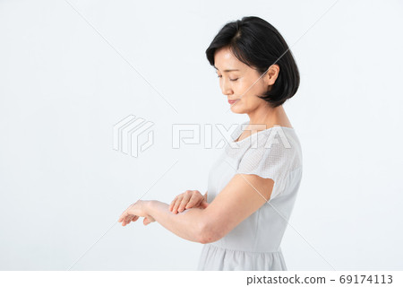 Senior woman Senior woman 69174113