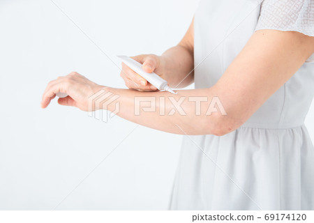 Senior woman 69174120
