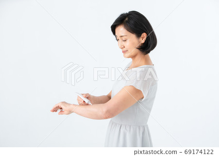 Senior woman 69174122