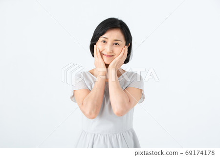 Senior woman 69174178