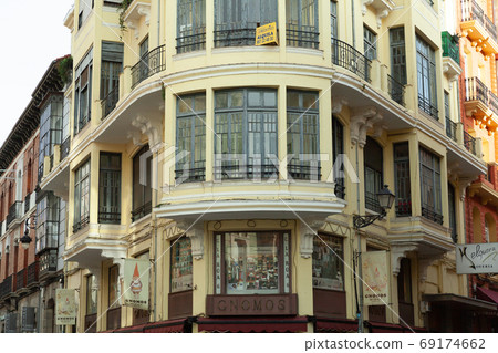Architecture of calle ancha and gnomos regalos souvenir shop, Leon, Spain 69174662