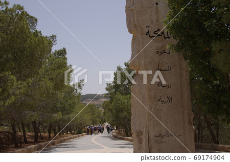 [Jordan] Madaba，Nebo山入口處的已鋪砌斜坡 69174904