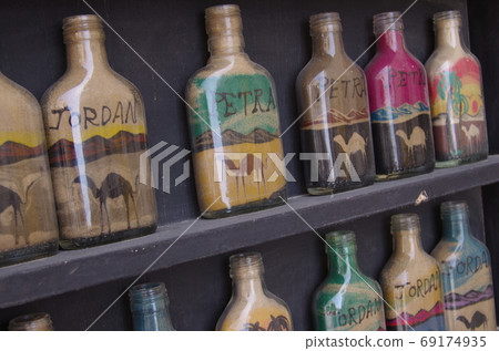 [約旦]馬達巴（Madaba），紀念品商店裡擺著五顏六色的沙畫紀念品 69174935