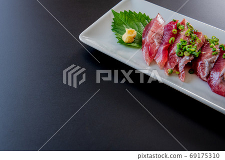 Bonito sashimi black background material Bonito sashimi black background material 69175310