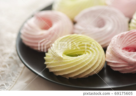 Fresh meringue rings on black plate Fresh meringue rings on black plate 69175605