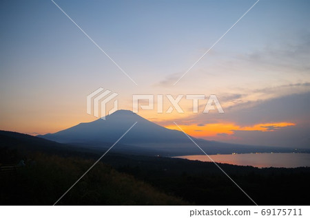 山中湖全景日落時的富士山 山中湖全景日落時的富士山 69175711