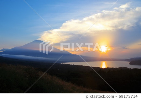 山中湖全景日落時的富士山 山中湖全景日落時的富士山 69175714