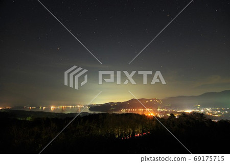 Night view of Lake Yamanaka and the starry sky Night view of Lake Yamanaka and the starry sky 69175715