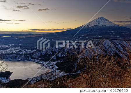 從河口湖和富士山看到的富士山在黎明時分。 從河口湖和富士山看到的富士山在黎明時分。 69176460
