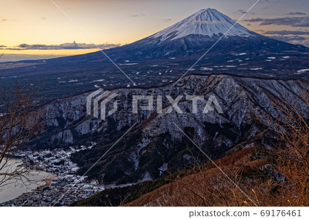 從河口湖和富士山看到的富士山在黎明時分。 69176461