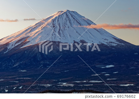 Mt. Fuji in the morning glow seen from Lake Kawaguchi and Mt. Mt. Fuji in the morning glow seen from Lake Kawaguchi and Mt. 69176602