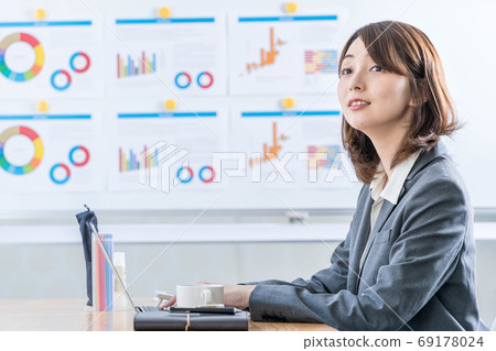 Business woman typing on a personal computer Business woman typing on a personal computer 69178024