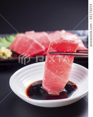 Tuna Sashimi Chutoro 69178054