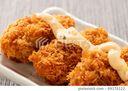 Fried oysters (with tartar sauce) up. Fried oysters (with tartar sauce) up. 69178122