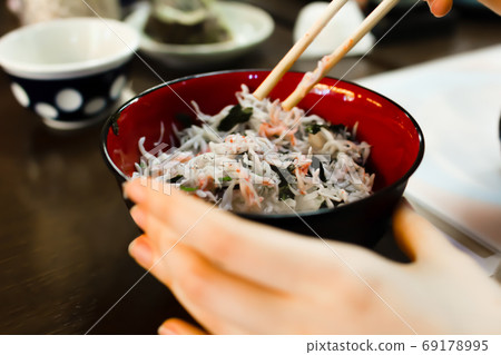 Eat Shirasu-don with disposable chopsticks Eat Shirasu-don with disposable chopsticks 69178995