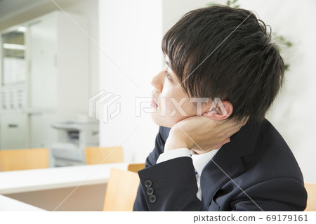 一個男人思考 69179161