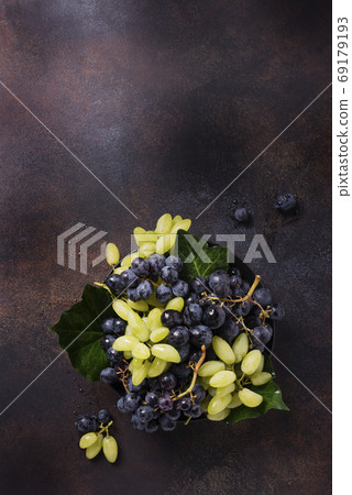 Mix of white and black grape Mix of white and black grape 69179193