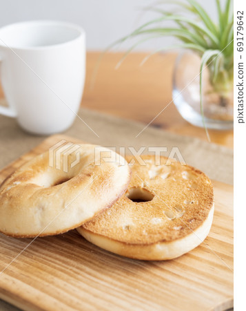 Toasted bagel 69179642
