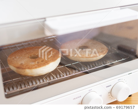 在烤箱中烘烤百吉餅 69179657