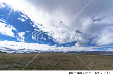 The scenery of Tibet under the blue sky and white clouds The scenery of Tibet under the blue sky and white clouds 69179814