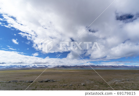 The scenery of Tibet under the blue sky and white clouds The scenery of Tibet under the blue sky and white clouds 69179815