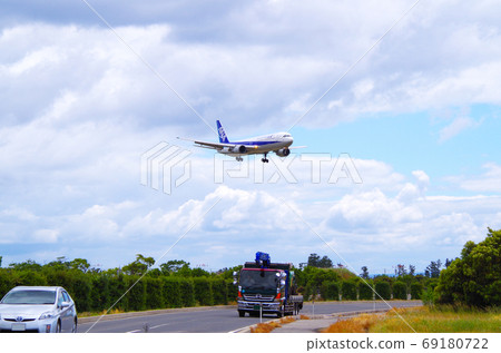 Passenger plane landing at Yonago Kitaro Airport... Sakaiminato City, Tottori Prefecture (sunny) 69180722