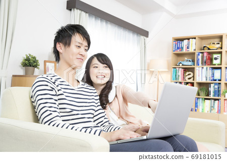 看著電腦的夫婦 看著電腦的夫婦 69181015
